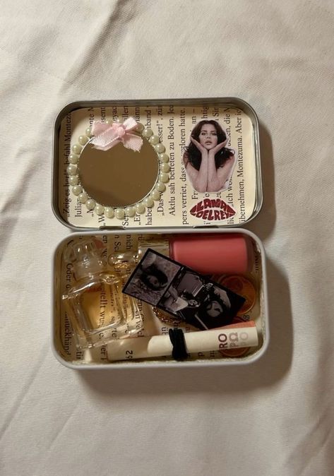 Mint Tin Crafts Diy, Tin Box Aesthetic, Altoids Wallets, Altoid Wallet, Diy Trinkets, Charms Aesthetic, Tin Wallet, Wallet Inspiration, Altoids Wallet