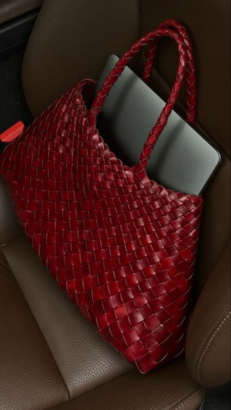 Pop Of Red, Bag Obsession, Woven Tote Bag, Leather Shoulder Handbags, Fancy Bags, Bag Ideas, Pretty Bags, Bag Trends, New Energy