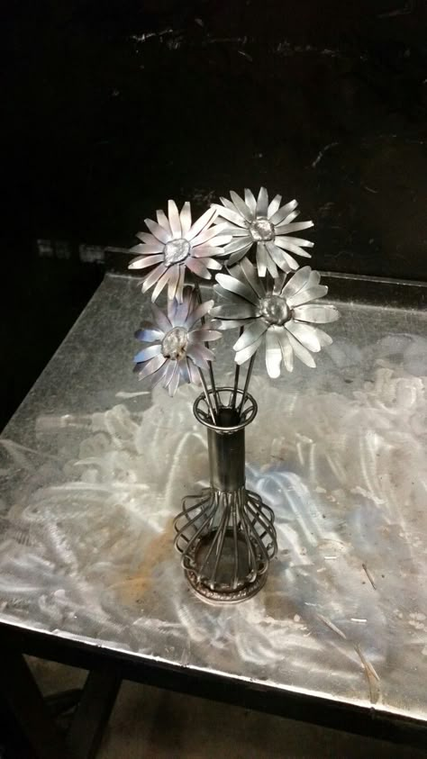 Daisies and vase TIG welded in stainless steel Welded Metal Flowers, Flower Welding Art, Welded Bar Stools, Welding Art Flowers, Welded Flower Bouquet, Cute Welding Projects For Girlfriend, Welding Projects Flowers, Metal Flower Bouquet, Flower Welding Projects