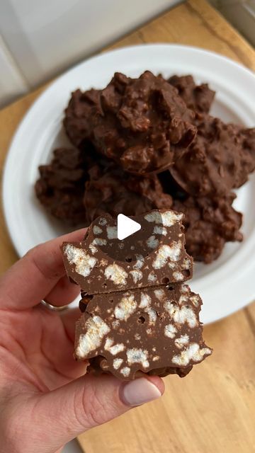 Rachel Hornibrook on Instagram: "3 INGREDIENT CHOCOLATE CRUNCH CUPS ✨✨ I can’t describe how tasty these are and beyond easy to make. The perfect healthy snack/treat to make for the week. 

Don’t forget to save the recipe & tag below who would love this. 🤌🏻

4-5 salted rice cakes 
200g dark chocolate
2 heaped tbsp smooth peanut butter 

Melt the chocolate in 10 second bursts in the microwave until smooth. Add the peanut butter and mix. Crush in the rice cakes and mix again. Scoop into the mini muffin tray and chill in the fridge for 1-2 hours. Remove & enjoy 😊! These will keep perfectly in the fridge in a sealed container for 2-3 weeks. 

Notes - I used salted @kallo rice cakes here but you can use plain and add a pinch of salt if you prefer. I like to use smooth peanut butter but crunch Healthy Fridge, Smooth Peanut Butter, Chocolate Crunch, Chocolate Covered Treats, Chocolate Delight, Muffin Tray, Snack Treat, Healthy Sweets Recipes, Mini Muffins