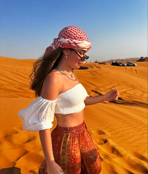 Rajasthan Outfit, Desert Outfits Women, Dessert Outfit, Desert Outfit Ideas, Arab Makeup, Dubai Picture Ideas, Rajasthan Trip, Desert Outfit, Arabic Makeup