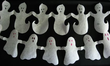 DIY ghost garland for kids made out of freezer paper #kids #diy #garlands #halloweenparty #ghosts #halloween #kids #holidaydecor #home Hallowen Crafts, Paper Ghost, Ghost Garland, Ghost Diy, Easy Halloween Crafts, Diy Garland, Halloween Crafts For Kids, Paper Garland, Theme Halloween