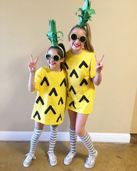 DIY Pineapple costume- so easy & cute Easy Diy Halloween Costumes For Kids, Diy Pineapple Costume, Girls Halloween Costumes For Kids, Easy Halloween Costumes For Kids, Pineapple Costume Diy, Pineapple Halloween, Food Halloween Costumes, Diy Fantasia, Pineapple Costume