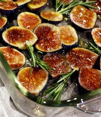 Hardy varieties of figs are still available this time of year, but they may not be as sweet or full-bodied as the ones available in early autumn Recipes With Figs, Baked Figs, Roasted Figs, Fig Recipes, Recipes Appetizers And Snacks, Fresh Figs, Favorite Appetizers, Healthy Sides, Fresh Rosemary