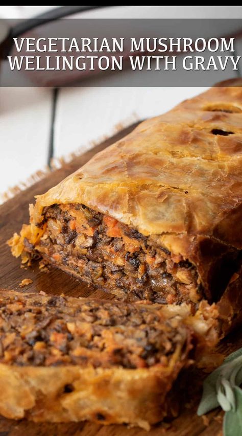 Vegetarian Beef Wellington, Vegetarian Roast Dinner Ideas, Vegetarian Entrees Main Dishes, Gravy Mushroom, Vegetarian Wellington, Vegan Wellington, Mushroom Wellington, Vegetarian Pie, Vegetarian Christmas