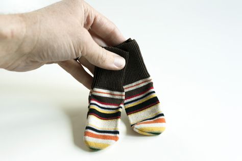 Calling all socks without mates(( ,re-use one of Mommy or Daddy's single sock to make these adorable one-of-a-kind baby socks. Upcycled Socks, Lavender Stuff, Diy Baby Socks, Newborn Mittens, Baby Socks Pattern, Newborn Socks, Diy Baby Clothes, Newborn Mom, Sweater Socks