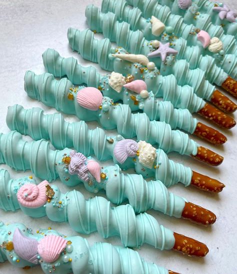 The Chocolate Workshop on Instagram: “Let’s go to the beach! 🌊#caramelpretzelrods #the_chocolate_workshop #mermaidparty #utahsweets” Beach Theme Baby Shower, Beach Treats, Beach Candy, Caramel Pretzels, Baby Shower Treats, Mermaid Baby Showers, Go To The Beach, Baby Mermaid, Candy Cookies