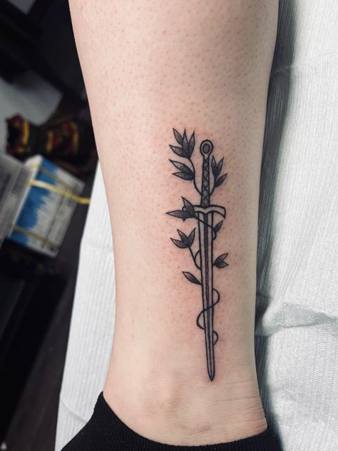 Thrown Of Glass Tattoos, Goldryn Throne Of Glass Tattoo, Goldryn Tattoo, Aelin Galathynius Tattoo, Aelin Tattoo, You Do Not Yield Tattoo, Throne Of Glass Tattoo, Body Doodles, Heel Tattoos