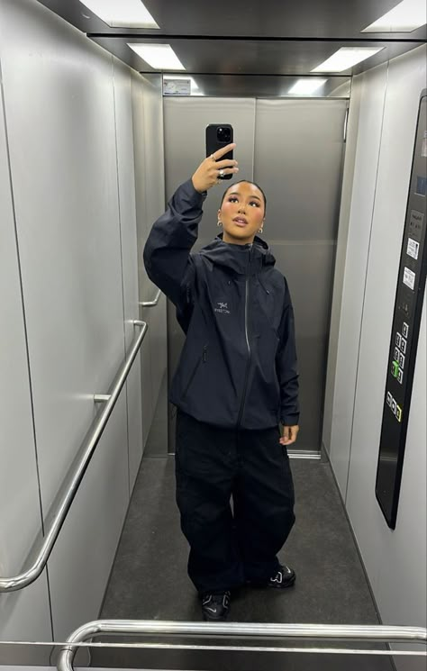 Hoodie Streetwear Outfit Women, Outfit Ideas Tracksuit, Source Unknown Coat, London Roadman Style, North Face Windbreaker Outfit, Kway Jacket Woman Outfit, K Way Outfit, Uk Streetwear Women, Gym Street Style