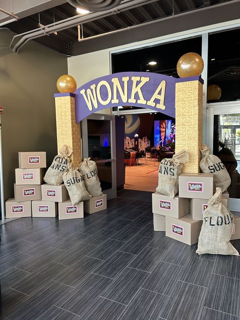 Fizzy Lifting Drink Willy Wonka, Willy Wonka Christmas Decorations, Willie Wonka Trunk Or Treat, Willy Wonka Set Design, Willy Wonka Trunk Or Treat Ideas, Chocolate Party Decorations, Willy Wonka Themed Party, Wonka Trunk Or Treat, Willy Wonka Trunk Or Treat