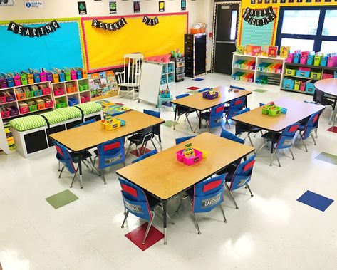 Classroom Reveal - jillian laura designs Classroom Table Arrangement, Corner Decoration Ideas, Small Classroom Setup, Kindergarten Classroom Layout, Kindergarten Classroom Design, Classroom Setup Elementary, Kindergarten Classroom Setup, Classroom Arrangement, Corner Decoration