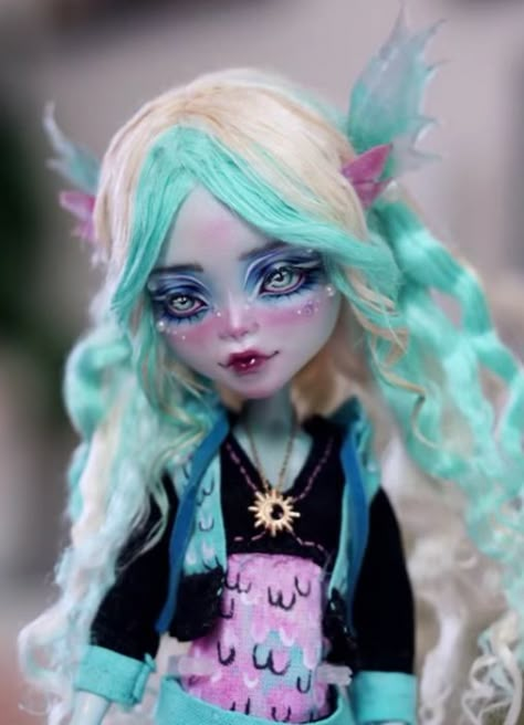 Monster H, Monster High Doll Clothes, Doll Therapy, Lagoona Blue, Custom Monster High Dolls, Monster High Art, Monster High Characters, Monster High Repaint, Monster Dolls