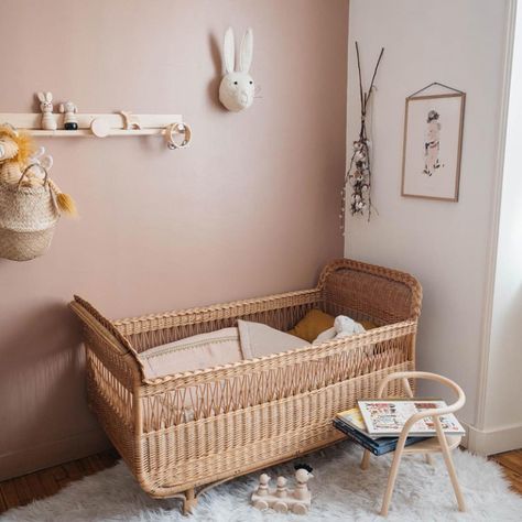 dusty pink wall in nursery Unisex Kids Room, Nursery Trends, Baby Room Design, Baby Cot, Pink Nursery, Kids Interior, Baby Bedroom, Baby's Room, Simple Bedroom