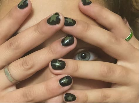 Short Nail Grunge, Green Black Nails Aesthetic, Grunge Short Nails Ideas, Black Nails Grunge Aesthetic, Black Green Nails Ideas, Black Nail Stars, Green And Black Star Nails, Green Star Nails Acrylic, Grunge Nails Natural