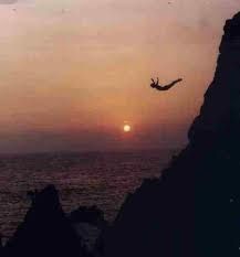 Cliff diver in Acapulco - I've actually seen them do this - can't believe it. Cliff Jumping, Cliff Diving, Mayday Parade, The Lure, Learn To Swim, The Cliff, Time Travel, Luxury Hotel, Trip Planning