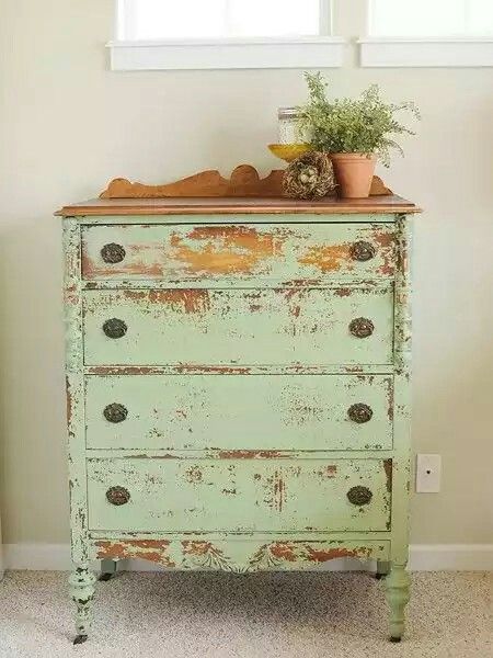 Love this green! Distressed Furniture Ideas, Commode Shabby Chic, Milk Paint Furniture, Green Painted Furniture, Shabby Chic Decorating, Green Dresser, Shabby Chic Dresser, Distressed Furniture, Milk Paint