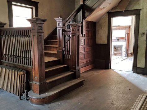 Historical Homes Interior, Old House Inside, Small Old House, Nostalgia House, Carved Mantle, Restoring Old Houses, Bristol Virginia, Old House Design, Old Fashioned House