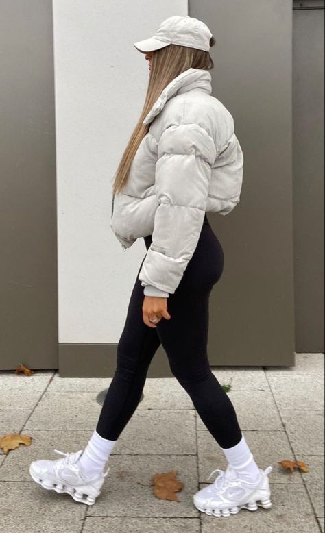 Athletic Jacket Outfit, Sport Outfits Winter, Puffer Outfit, Look Academia, Chicago Outfit, Comfy Outfits Winter, Look Legging, Outfit Gym, Gym Aesthetic