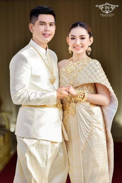 Khmer Wedding Outfits, Wedding Khmer, Khmer Wedding Dress, Cambodian Wedding Dress, Elven Wedding Dress, Best Indian Wedding Dresses, Bride Groom Poses, Pageant Costumes, Cambodian Wedding