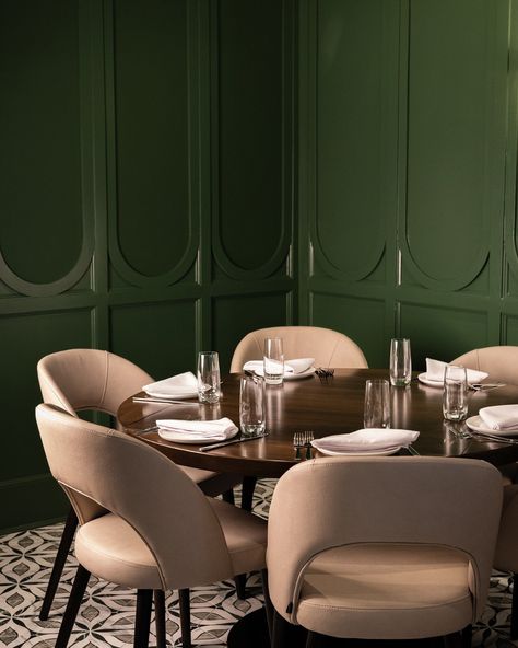 Two words… Modern opulence. ✨  Inspired by The Great Gatsby, The Lannin is in East Meadow, NY. With dark green accent walls, luxurious seating, and a mahogany-cubed bar, this hotel and restaurant duo embodies Jazz Age elegance.  Swipe through the photos and let us know: which element is your favorite? 🍽️  Hotel and restaurant: @the.lannin @the.union.restaurant @the.general.club Design: @dallagodesign Dark Green Restaurant, Jazz Restaurant, Green Restaurant, Greens Restaurant, Green Accent Walls, Jazz Age, The Great Gatsby, Club Design, Great Gatsby