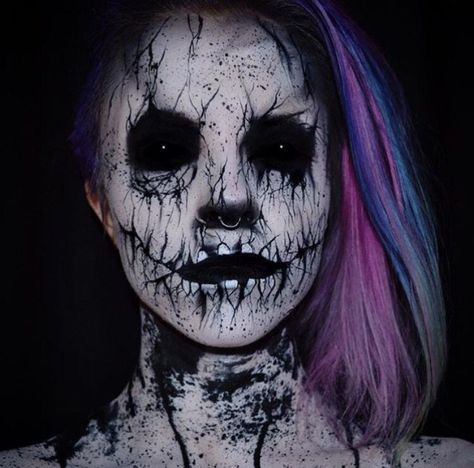 Love the attention to detail on this Demonic makeup effect.  And looks great with full-eye black sclera contacts ~ https://www.pinterest.com/pin/350717889705942401/ Unique Halloween Makeup, Make Up Diy, Halloweenský Makeup, Creepy Makeup, Horror Make-up, Special Fx Makeup, Halloween Makeup Scary, Horror Makeup, Paint Black