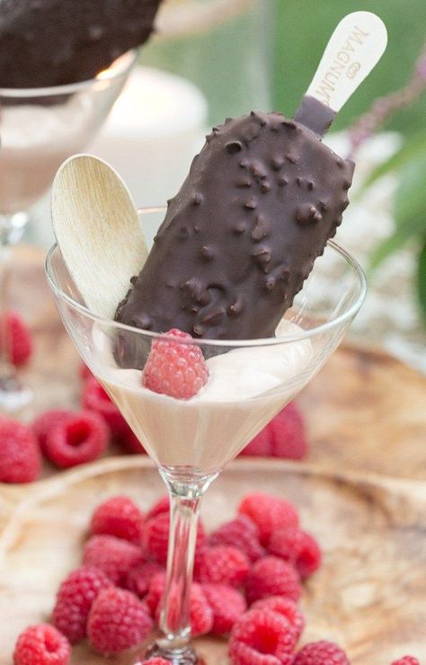 Fun Ways to Serve Ice Cream Bars - Sugar and Charm Ways To Serve Ice Cream, Filled Raspberries, Ice Cream Wedding, Cool Ice Cream, Dark Chocolate Ice Cream, Gourmet Ice Cream, Raspberry Bars, Ice Cream Bars, Caramel Pudding