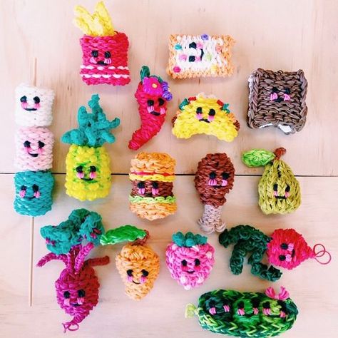 rainbow loom band happy foods via miss zali blog and feelin spiffy you tube: Happy Loom Patterns, Cool Loom Band Ideas, Loom Band Projects, Loom Ideas Rubber Band, Loom Band Creations, Cute Loom Band Ideas, Loom Band Bracelet Ideas, Loom Band Ideas, Rainbow Loom Bracelets Color Ideas