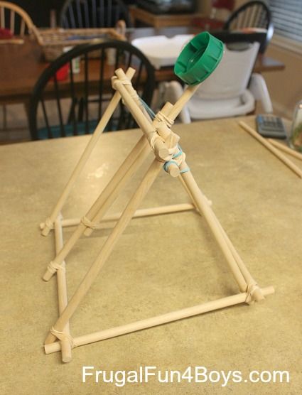 How to build a catapult out of dowel rods and rubber bands. SOOO doing this. Carter will love this! Water balloons would be cool! Build A Catapult, Catapult Project, Popsicle Stick Catapult, Diy Projects For Men, Diy Crafts For Teens, Science Crafts, Diy Ombre, Boy Diy, Diy Event