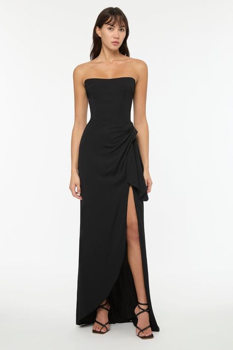 Games Black Strapless Gown#wardrobeessentials #trendy #littleblackdress #datenight #cocktaildress #style #fashion Modern Formal Dress, Black Floor Length Dress Formal, Prom Dresses 2024 Black, Gala Outfits For Women, Black Formal Dresses Long, Black Maxi Dress Formal, Black Strapless Prom Dress, Black Ball Dress, Slim Black Dress