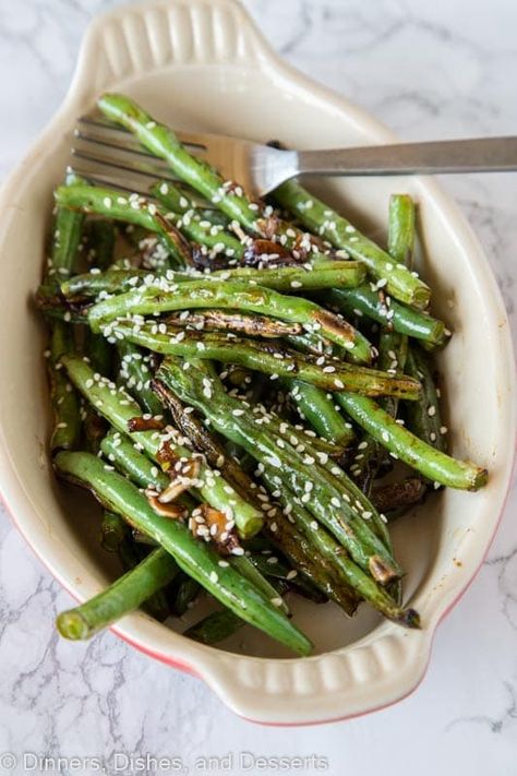 Roasted Green Beans with Sesame and Garlic - green beans ready in less than 10 minutes! Seasoned with sesame, garlic and topped with sesame seeds. Sesame Ginger Sauce, Recipe Green Beans, Green Beans With Shallots, Sesame Green Beans, Asian Green Beans, French Beans, French Green Beans, Garlic Green Beans, Sesame Ginger