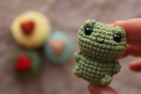 Mini Frog Amigurumi, Kawaii Crochet Keychain, Tiny Frog Crochet, Crochet Charms Key Chains, Crochet Key Chains Free Pattern, Crochet Frog Tutorial, Mini Frog Crochet, Easiest Amigurumi, Amigurumi Frog Free Pattern