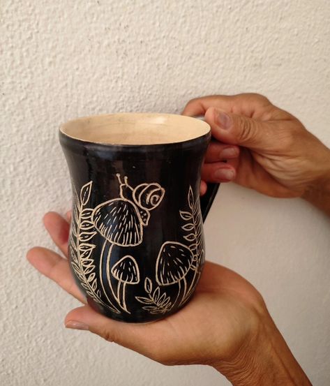 Ceramic Snail Mug, Scrafitto Ceramic Mugs, Sgraphito Pottery, Sgraffito Mushrooms, Scraffito Mug, Sgraffito Pottery Ideas, Sgraffito Mug Designs, Mushroom Sgraffito, Scraffito Designs Simple Mug