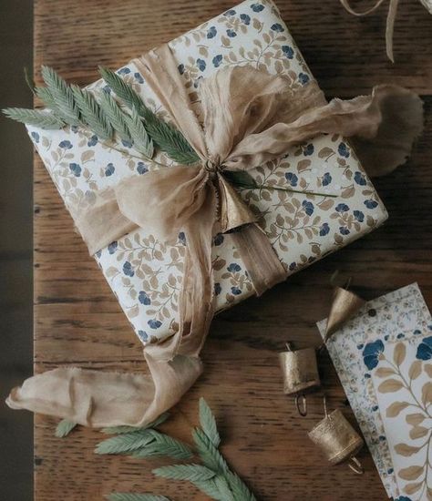 Mrs Mighetto on Instagram: "Beautiful gift wrapping suitable for holidays of all time ✨ perhaps #newyearwrapping ✨ styling and photo by brilliant @jasminabylund" Wrapped Presents Aesthetic, Christmas Packaging Design Inspiration, Gingerbread House Ideas, Wrapped Presents, The Best Dessert, Gift Wrapping Techniques, Stationary Gifts, Unique Packaging, Best Dessert