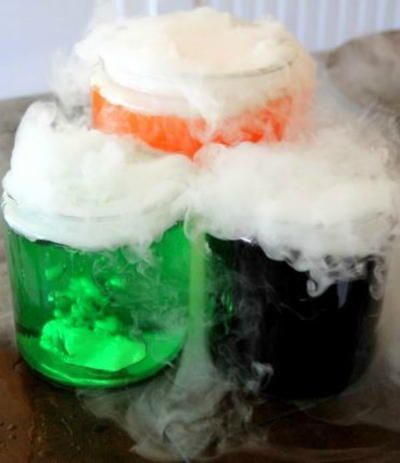 Science Party Food, Dry Ice Drinks, Edible Kids Crafts, Creative Halloween Treats, Easy Halloween Party Food, Mad Scientist Party, Scientist Party, Mad Scientists, Food Experiments