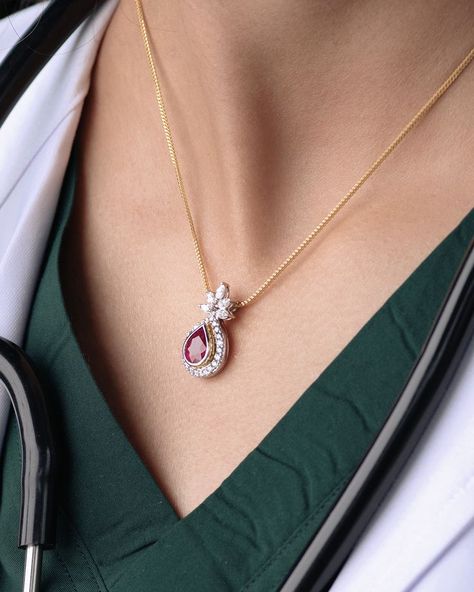 Small Diamond Pendant, Fashion Jewelry Necklaces Gold, Mangalsutra Design, Locket Design, Neck Pieces Jewelry, New Gold Jewellery Designs, Diamond Jewelry Set, Diamond Pendants Designs, Modern Gold Jewelry