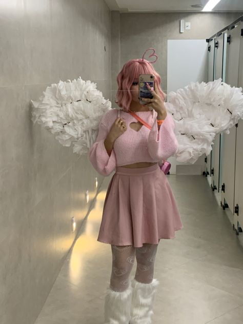 cupid in halloween Cherub Halloween Costume, Cupid Halloween Costume Pink, Cupid Outfit Costumes, Pink Cupid Costume, Cupid Costume Diy, Cupid Costume Ideas, Cupid Cosplay, Cupid Outfit, Cupid Halloween Costume