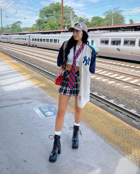 Yankee hat , fall style , plaid skirt , tie , jersey outfit  , baseball jersey , vintage style, thrifted Baseball Jersey Concert Outfit, Base Ball Game Outfit Ideas, How To Style Baseball Jersey, Yankees Jersey Outfit, Baseball Outfit Aesthetic, Baseball Style Outfits, Baseball Shirt Outfit, Baseball Jersey Outfit Women, Yankees Outfit