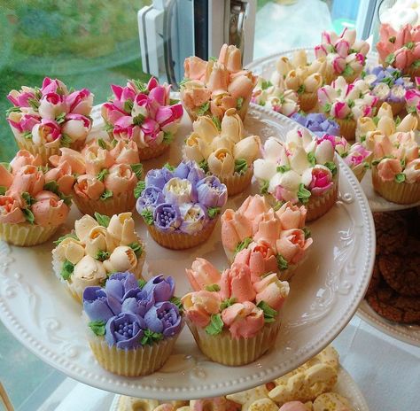 Russian Tip Flower Cupcakes, Russian Piping Tips Cupcakes, Spring Flower Cupcakes, Easter Cupcakes Easy, Bridal Shower Treats, Cupcake Flowers, Floral Cake Design, Italian Meringue Buttercream, Russian Piping Tips