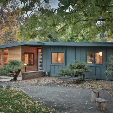 75 Mid-Century Modern Exterior Home Ideas You'll Love - March, 2022 | Houzz Colorful Eclectic Mid Century Modern, Single Story Mid Century Modern House, Mid Century Rambler Exterior, 60's Houses Exterior, 60s Bungalow Makeover, Mid Century Modern Brick House Exterior, Mid Century Split Level Exterior, Contemporary Ranch Home Exterior, 1970 House Exterior