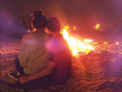 Bonfire night with the boyfriend sounds like a good date to me 👌❤️ Backgrounds Instagram, Kids In Love, Summer Series, Teen Love, With Boyfriend, All You Need Is Love, Love Is In The Air, Hopeless Romantic, Cute Couple Pictures