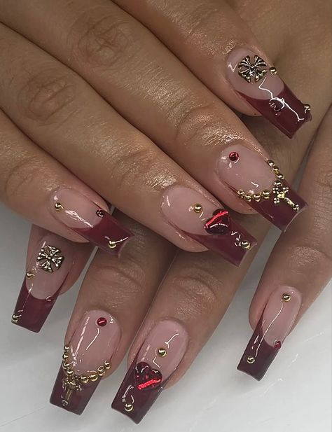 Maroon Nail Art Designs, Nails Art Easy, Nails Art Simple, Nail Art 2022, Maroon Nail Art, Nail Art 2023, Maroon Nail, Quinceanera Nails, Red And Gold Nails