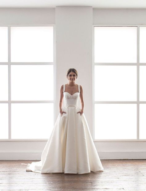 Different Wedding Dress Styles, Different Wedding Dresses, Plain Wedding Dress, How To Dress For A Wedding, Green Wedding Dresses, Simple Wedding Gowns, Karen Willis Holmes, Aline Wedding Dress, Wedding Dress With Pockets