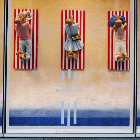 P&C, PEEK&CLOPPENBURG, Düsseldorf, Germany, "BEACH, (noun), A place of relaxation, rest and tranquility", photo by Makes You Look.Hamburg, pinned by Ton van der Veer Beach Theme Window Display, Beach Window Display, Germany Beach, Spring Window Display, Summer Window Display, Unique Mannequin, Fashion Window Display, Summer Window, Store Window Displays