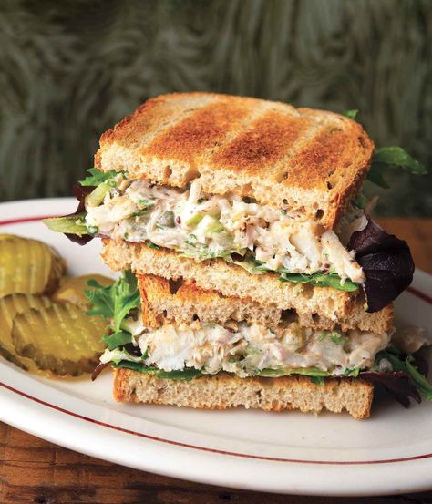 Classic Tuna Salad Sandwich, Tuna Salad Sandwich Recipe, Tuna Sandwich Recipes, Tuna Fish Sandwich, Lunch Sandwiches, Classic Tuna Salad, Sandwich Healthy, Grill Sandwich, Tuna Salad Sandwich