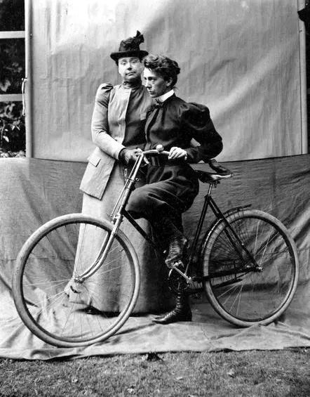 How Women on Bikes Have Raised Hell Throughout History | Portland Monthly Alice Austen, Lesbian Art, Cycling Touring, Female Photographers, History Lessons, Pioneer Woman, Top Photo, Solo Travel, Visual Artist