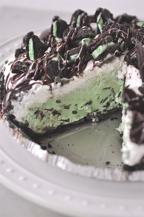 Grasshopper Ice Cream Pie Desserts Nutella, Mint Desserts, Grasshopper Pie, Smores Dessert, Ice Cream Pie, Mint Oreo, Mint Chocolate Chip Ice Cream, Mint Ice Cream, Cream Pie Recipes