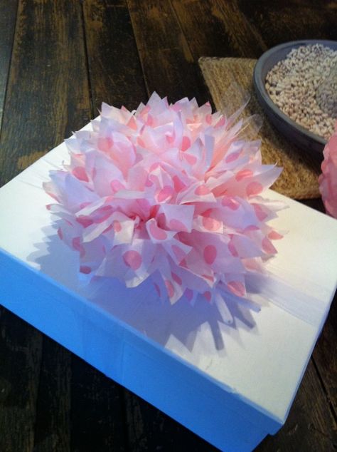 Great tutorial on tissue flowers Cute Gift Wrapping Ideas, Paper Pom Pom, Tissue Paper Crafts, Tissue Flowers, Tissue Paper Pom Poms, Paper Bow, Tissue Paper Flowers, I Am In Love, Gift Bows