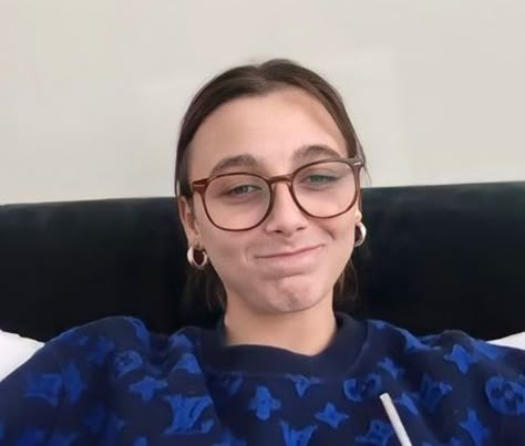 Emma Chamberlain Glasses, Emma Chamberlain Outfits, Emma Chamberlain, Cute Glasses, Street Style Outfits Men, Stylish Glasses, Famous Fashion, Attractive People, Street Style Outfit