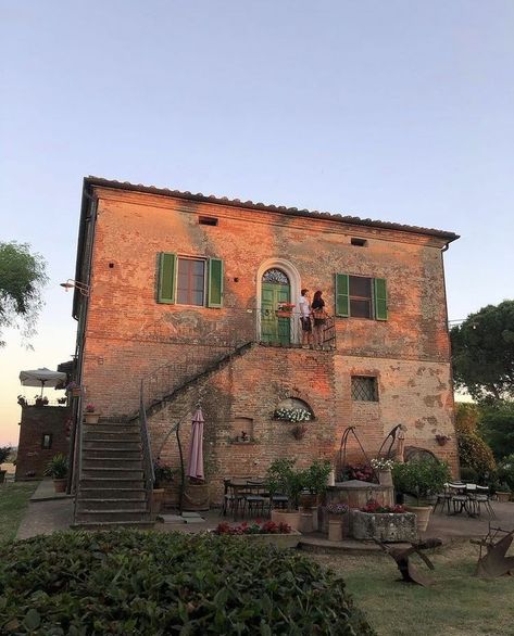 Old House In Italy, House In Tuscany Italian Villa, Old Villas In Italy, Italy Stone House, Tuscany Design Interior, Tuscany Villa Aesthetic, House In Tuscany, Tuscany Italy Homes, Villa In Tuscany