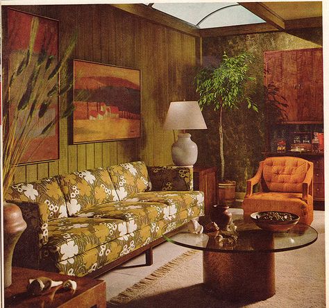 Love how lines and ideas always circle around..Maybe not the whole green fridge and orange wallpaper but yeah :D 1970s Living Room, 70s Room, 70s Living Room, 70s Interior Design, Retro Rooms, 70s Interior, Vintage Couch, Retro Interior Design, 70s Home